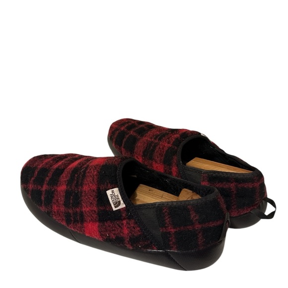 The North Face Women or men 
Thermoball Traction Mule V Red
Black 100% Wool - Picture 1 of 11